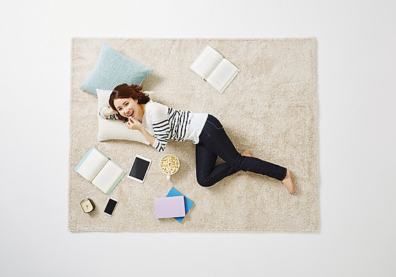 포토 JPG 스튜디오촬영 전신 우먼라이프 라이프스타일 여자 여유 쿠션 모션 휴식 실내 한명 사람 동양인 성인 옆모습 책 30대 하이앵글 눕기 한국인 올려보기 먹기 팝콘 여자만 여자한명만 성인여자만 성인한명만 성인여자한명만 장년만 장년여자만 장년여자한명만 성인만 혼족 국내포토 1 감정 뷰포인트 컨셉 인종 내부 생활 장년 싱글라이프 파일형식