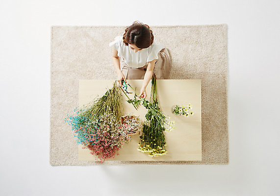 포토 JPG 스튜디오촬영 식물 우먼라이프 라이프스타일 여자 꽃 여유 모션 탁자 실내 한명 사람 앉기 동양인 성인 취미 30대 하이앵글 한국인 꽃꽂이 즐거움 여자만 여자한명만 성인여자만 성인한명만 성인여자한명만 장년만 장년여자만 장년여자한명만 성인만 국내포토 1 감정 뷰포인트 가구 인종 내부 생활 장년 원예 파일형식