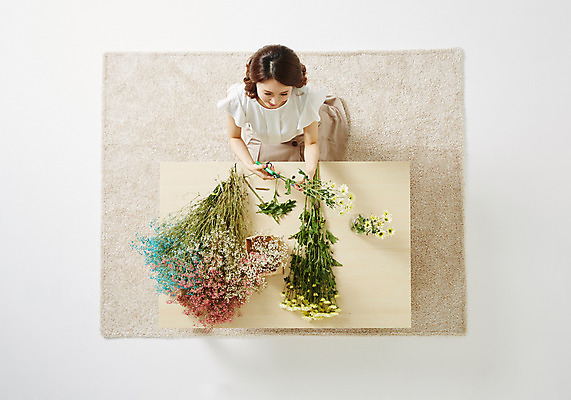 포토 JPG 스튜디오촬영 식물 우먼라이프 라이프스타일 여자 꽃 여유 모션 탁자 실내 한명 사람 앉기 동양인 성인 취미 30대 하이앵글 한국인 꽃꽂이 즐거움 여자만 여자한명만 성인여자만 성인한명만 성인여자한명만 장년만 장년여자만 장년여자한명만 성인만 국내포토 1 감정 뷰포인트 가구 인종 내부 생활 장년 원예 파일형식