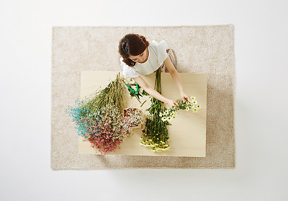 포토 JPG 스튜디오촬영 식물 우먼라이프 라이프스타일 여자 꽃 여유 모션 탁자 실내 한명 사람 앉기 동양인 성인 취미 30대 하이앵글 한국인 꽃꽂이 즐거움 여자만 여자한명만 성인여자만 성인한명만 성인여자한명만 장년만 장년여자만 장년여자한명만 성인만 국내포토 1 감정 뷰포인트 가구 인종 내부 생활 장년 원예 파일형식