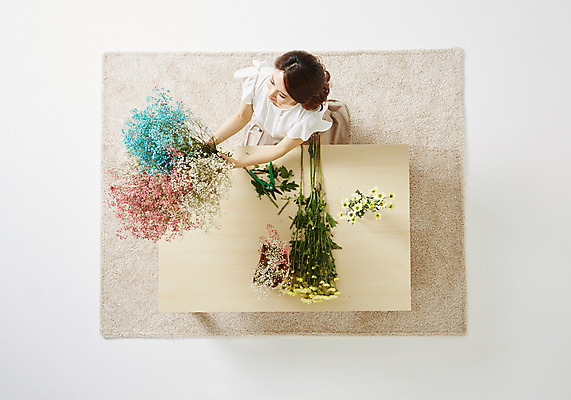 포토 JPG 스튜디오촬영 식물 우먼라이프 라이프스타일 여자 꽃 여유 모션 탁자 실내 한명 사람 앉기 동양인 성인 취미 30대 하이앵글 한국인 꽃꽂이 즐거움 여자만 여자한명만 성인여자만 성인한명만 성인여자한명만 장년만 장년여자만 장년여자한명만 성인만 국내포토 1 감정 뷰포인트 가구 인종 내부 생활 장년 원예 파일형식