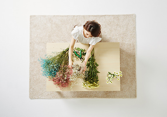 포토 JPG 스튜디오촬영 식물 우먼라이프 라이프스타일 여자 꽃 여유 모션 탁자 실내 한명 사람 앉기 동양인 성인 취미 30대 하이앵글 한국인 꽃꽂이 즐거움 여자만 여자한명만 성인여자만 성인한명만 성인여자한명만 장년만 장년여자만 장년여자한명만 성인만 국내포토 1 감정 뷰포인트 가구 인종 내부 생활 장년 원예 파일형식