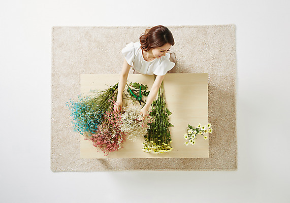 포토 JPG 스튜디오촬영 식물 우먼라이프 라이프스타일 여자 꽃 여유 모션 탁자 실내 한명 사람 앉기 동양인 성인 취미 30대 하이앵글 한국인 꽃꽂이 즐거움 여자만 여자한명만 성인여자만 성인한명만 성인여자한명만 장년만 장년여자만 장년여자한명만 성인만 국내포토 1 감정 뷰포인트 가구 인종 내부 생활 장년 원예 파일형식