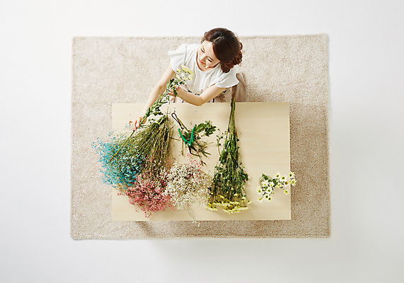 포토 JPG 스튜디오촬영 식물 우먼라이프 라이프스타일 여자 꽃 여유 모션 탁자 실내 한명 사람 앉기 동양인 성인 취미 30대 하이앵글 한국인 꽃꽂이 즐거움 여자만 여자한명만 성인여자만 성인한명만 성인여자한명만 장년만 장년여자만 장년여자한명만 성인만 국내포토 1 감정 뷰포인트 가구 인종 내부 생활 장년 원예 파일형식