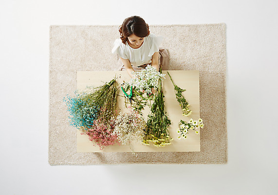 포토 JPG 스튜디오촬영 식물 우먼라이프 라이프스타일 여자 꽃 여유 모션 탁자 실내 한명 사람 앉기 동양인 성인 취미 30대 하이앵글 한국인 꽃꽂이 즐거움 여자만 여자한명만 성인여자만 성인한명만 성인여자한명만 장년만 장년여자만 장년여자한명만 성인만 국내포토 1 감정 뷰포인트 가구 인종 내부 생활 장년 원예 파일형식