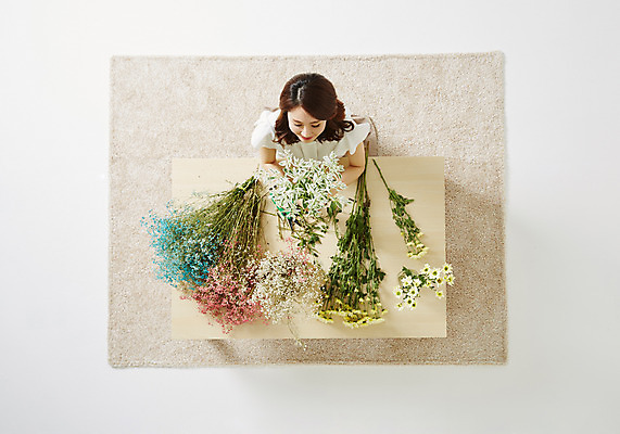 포토 JPG 스튜디오촬영 식물 우먼라이프 라이프스타일 여자 꽃 여유 모션 탁자 실내 한명 사람 앉기 동양인 성인 취미 30대 하이앵글 한국인 꽃꽂이 즐거움 여자만 여자한명만 성인여자만 성인한명만 성인여자한명만 장년만 장년여자만 장년여자한명만 성인만 국내포토 1 감정 뷰포인트 가구 인종 내부 생활 장년 원예 파일형식