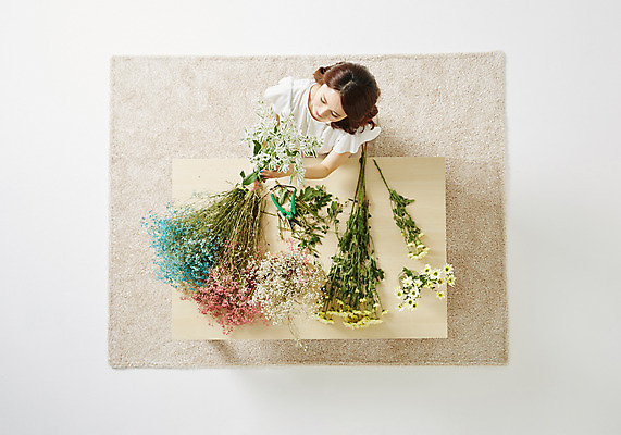 포토 JPG 스튜디오촬영 식물 우먼라이프 라이프스타일 여자 꽃 여유 모션 탁자 실내 한명 사람 앉기 동양인 성인 취미 30대 하이앵글 한국인 꽃꽂이 즐거움 여자만 여자한명만 성인여자만 성인한명만 성인여자한명만 장년만 장년여자만 장년여자한명만 성인만 국내포토 1 감정 뷰포인트 가구 인종 내부 생활 장년 원예 파일형식