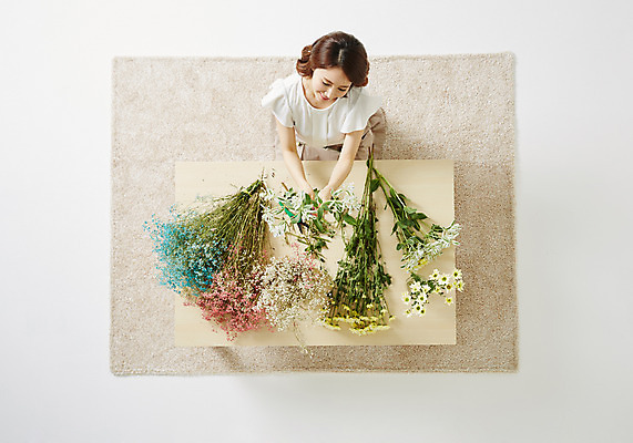 포토 JPG 스튜디오촬영 식물 우먼라이프 라이프스타일 여자 꽃 여유 모션 탁자 실내 한명 웃음 사람 앉기 동양인 성인 30대 하이앵글 한국인 꽃꽂이 즐거움 여자만 여자한명만 성인여자만 성인한명만 성인여자한명만 장년만 장년여자만 장년여자한명만 성인만 국내포토 1 감정 뷰포인트 가구 표정 인종 내부 생활 장년 원예 파일형식