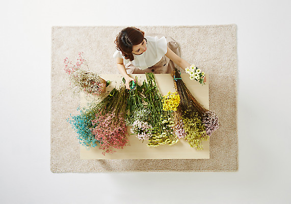 포토 JPG 스튜디오촬영 식물 우먼라이프 라이프스타일 여자 꽃 여유 모션 탁자 실내 한명 사람 앉기 동양인 성인 취미 30대 하이앵글 한국인 꽃꽂이 즐거움 여자만 여자한명만 성인여자만 성인한명만 성인여자한명만 장년만 장년여자만 장년여자한명만 성인만 국내포토 1 감정 뷰포인트 가구 인종 내부 생활 장년 원예 파일형식