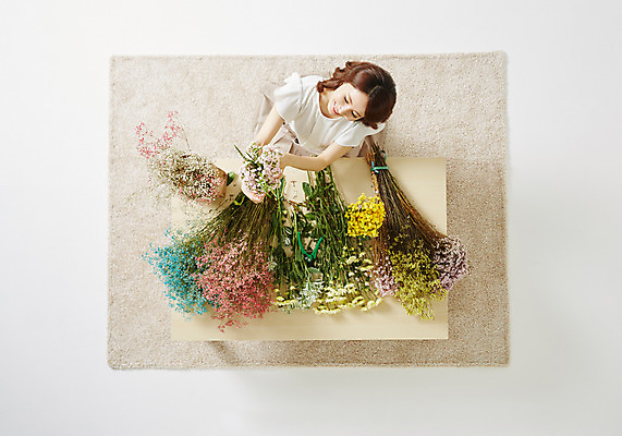 포토 JPG 스튜디오촬영 식물 우먼라이프 라이프스타일 여자 꽃 여유 모션 탁자 실내 한명 웃음 사람 앉기 동양인 성인 30대 하이앵글 한국인 꽃꽂이 즐거움 여자만 여자한명만 성인여자만 성인한명만 성인여자한명만 장년만 장년여자만 장년여자한명만 성인만 국내포토 1 감정 뷰포인트 가구 표정 인종 내부 생활 장년 원예 파일형식