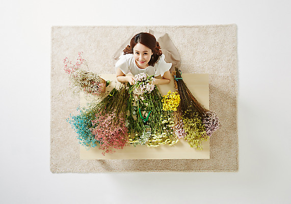 포토 JPG 스튜디오촬영 식물 우먼라이프 라이프스타일 여자 꽃 여유 모션 탁자 실내 한명 웃음 사람 앉기 동양인 성인 30대 하이앵글 한국인 올려보기 꽃꽂이 즐거움 여자만 여자한명만 성인여자만 성인한명만 성인여자한명만 장년만 장년여자만 장년여자한명만 성인만 국내포토 1 감정 뷰포인트 가구 표정 인종 내부 생활 장년 원예 파일형식