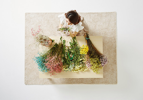 포토 JPG 스튜디오촬영 식물 우먼라이프 라이프스타일 여자 꽃 여유 모션 탁자 실내 한명 사람 앉기 동양인 성인 취미 30대 하이앵글 한국인 꽃꽂이 즐거움 여자만 여자한명만 성인여자만 성인한명만 성인여자한명만 장년만 장년여자만 장년여자한명만 성인만 국내포토 1 감정 뷰포인트 가구 인종 내부 생활 장년 원예 파일형식