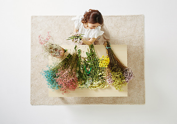 포토 JPG 스튜디오촬영 식물 우먼라이프 라이프스타일 여자 꽃 여유 모션 탁자 실내 한명 사람 앉기 동양인 성인 취미 30대 하이앵글 한국인 꽃꽂이 즐거움 여자만 여자한명만 성인여자만 성인한명만 성인여자한명만 장년만 장년여자만 장년여자한명만 성인만 국내포토 1 감정 뷰포인트 가구 인종 내부 생활 장년 원예 파일형식