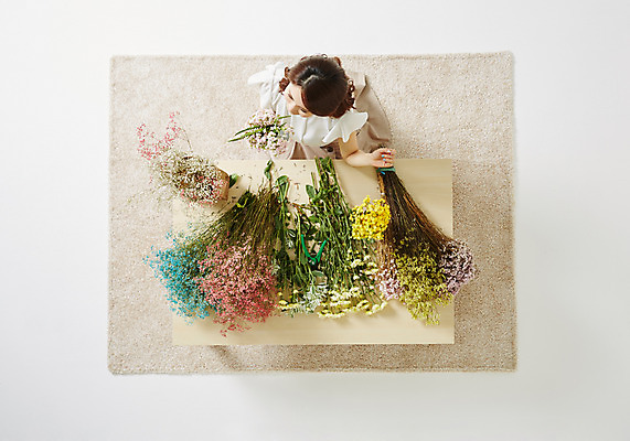 포토 JPG 스튜디오촬영 식물 우먼라이프 라이프스타일 여자 꽃 여유 모션 탁자 실내 한명 사람 앉기 동양인 성인 취미 30대 하이앵글 한국인 꽃꽂이 즐거움 여자만 여자한명만 성인여자만 성인한명만 성인여자한명만 장년만 장년여자만 장년여자한명만 성인만 국내포토 1 감정 뷰포인트 가구 인종 내부 생활 장년 원예 파일형식