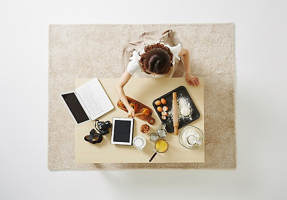 포토 JPG 스튜디오촬영 우먼라이프 라이프스타일 여자 모션 탁자 주방용품 실내 한명 사람 앉기 동양인 성인 30대 노트북 하이앵글 태블릿 한국인 즐거움 머핀 요리중 여자만 여자한명만 성인여자만 성인한명만 성인여자한명만 장년만 장년여자만 장년여자한명만 성인만 국내포토 1 감정 빵 뷰포인트 가구 생활용품 인종 내부 생활 장년 전자제품 스마트기기 파일형식