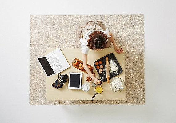 포토 JPG 스튜디오촬영 우먼라이프 라이프스타일 여자 모션 탁자 주방용품 실내 한명 사람 앉기 동양인 성인 30대 노트북 하이앵글 태블릿 한국인 즐거움 머핀 요리중 여자만 여자한명만 성인여자만 성인한명만 성인여자한명만 장년만 장년여자만 장년여자한명만 성인만 국내포토 1 감정 빵 뷰포인트 가구 생활용품 인종 내부 생활 장년 전자제품 스마트기기 파일형식