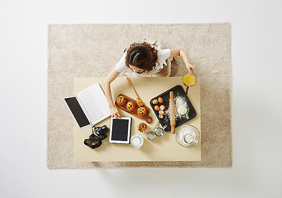 포토 JPG 스튜디오촬영 우먼라이프 라이프스타일 여자 모션 탁자 주방용품 실내 한명 사람 앉기 동양인 성인 30대 노트북 하이앵글 태블릿 한국인 즐거움 머핀 요리중 여자만 여자한명만 성인여자만 성인한명만 성인여자한명만 장년만 장년여자만 장년여자한명만 성인만 국내포토 1 감정 빵 뷰포인트 가구 생활용품 인종 내부 생활 장년 전자제품 스마트기기 파일형식