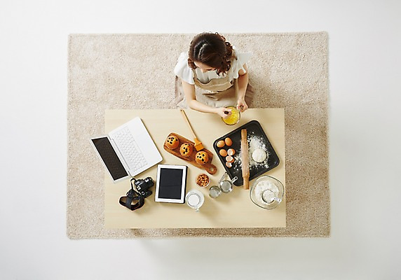 포토 JPG 스튜디오촬영 우먼라이프 라이프스타일 여자 모션 탁자 주방용품 실내 한명 사람 앉기 동양인 성인 30대 노트북 하이앵글 태블릿 한국인 즐거움 머핀 요리중 여자만 여자한명만 성인여자만 성인한명만 성인여자한명만 장년만 장년여자만 장년여자한명만 성인만 국내포토 1 감정 빵 뷰포인트 가구 생활용품 인종 내부 생활 장년 전자제품 스마트기기 파일형식