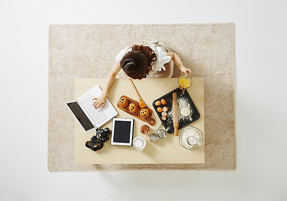 포토 JPG 스튜디오촬영 우먼라이프 라이프스타일 여자 모션 탁자 주방용품 실내 한명 사람 앉기 동양인 성인 30대 노트북 하이앵글 태블릿 한국인 즐거움 머핀 요리중 여자만 여자한명만 성인여자만 성인한명만 성인여자한명만 장년만 장년여자만 장년여자한명만 성인만 국내포토 1 감정 빵 뷰포인트 가구 생활용품 인종 내부 생활 장년 전자제품 스마트기기 파일형식