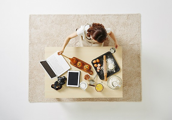 포토 JPG 스튜디오촬영 우먼라이프 라이프스타일 여자 모션 탁자 주방용품 실내 한명 사람 앉기 동양인 성인 30대 노트북 하이앵글 태블릿 한국인 즐거움 머핀 요리중 여자만 여자한명만 성인여자만 성인한명만 성인여자한명만 장년만 장년여자만 장년여자한명만 성인만 국내포토 1 감정 빵 뷰포인트 가구 생활용품 인종 내부 생활 장년 전자제품 스마트기기 파일형식