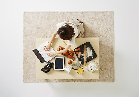 포토 JPG 스튜디오촬영 우먼라이프 라이프스타일 여자 모션 탁자 주방용품 실내 한명 사람 앉기 동양인 성인 30대 노트북 하이앵글 태블릿 한국인 즐거움 머핀 요리중 여자만 여자한명만 성인여자만 성인한명만 성인여자한명만 장년만 장년여자만 장년여자한명만 성인만 국내포토 1 감정 빵 뷰포인트 가구 생활용품 인종 내부 생활 장년 전자제품 스마트기기 파일형식