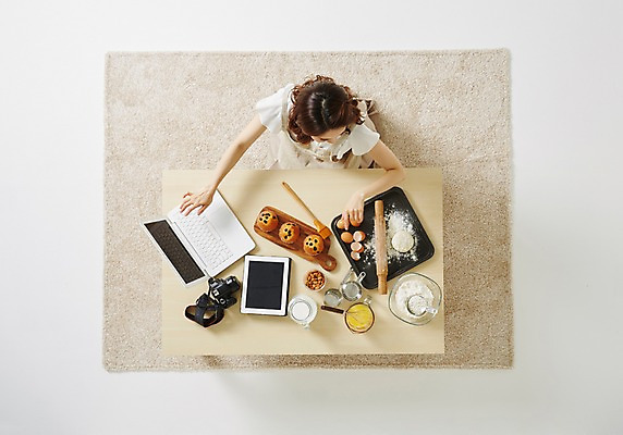 포토 JPG 스튜디오촬영 우먼라이프 라이프스타일 여자 모션 탁자 주방용품 실내 한명 사람 앉기 동양인 성인 30대 노트북 하이앵글 태블릿 한국인 즐거움 머핀 요리중 여자만 여자한명만 성인여자만 성인한명만 성인여자한명만 장년만 장년여자만 장년여자한명만 성인만 국내포토 1 감정 빵 뷰포인트 가구 생활용품 인종 내부 생활 장년 전자제품 스마트기기 파일형식