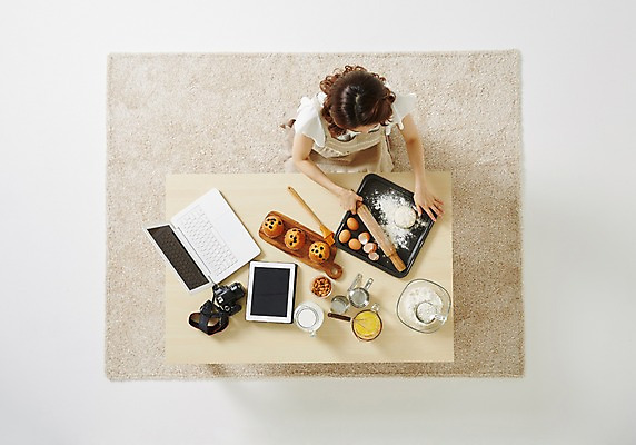 포토 JPG 스튜디오촬영 우먼라이프 라이프스타일 여자 모션 탁자 주방용품 실내 한명 사람 앉기 동양인 성인 30대 노트북 하이앵글 태블릿 한국인 즐거움 머핀 요리중 여자만 여자한명만 성인여자만 성인한명만 성인여자한명만 장년만 장년여자만 장년여자한명만 성인만 국내포토 1 감정 빵 뷰포인트 가구 생활용품 인종 내부 생활 장년 전자제품 스마트기기 파일형식