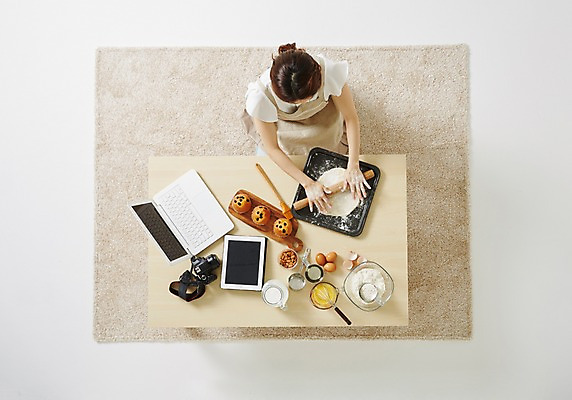 포토 JPG 스튜디오촬영 우먼라이프 라이프스타일 여자 모션 탁자 주방용품 실내 한명 사람 앉기 동양인 성인 30대 노트북 하이앵글 태블릿 한국인 즐거움 머핀 요리중 밀가루반죽 여자만 여자한명만 성인여자만 성인한명만 성인여자한명만 장년만 장년여자만 장년여자한명만 성인만 국내포토 1 감정 빵 뷰포인트 가구 생활용품 인종 내부 생활 장년 전자제품 스마트기기 반죽 파일형식