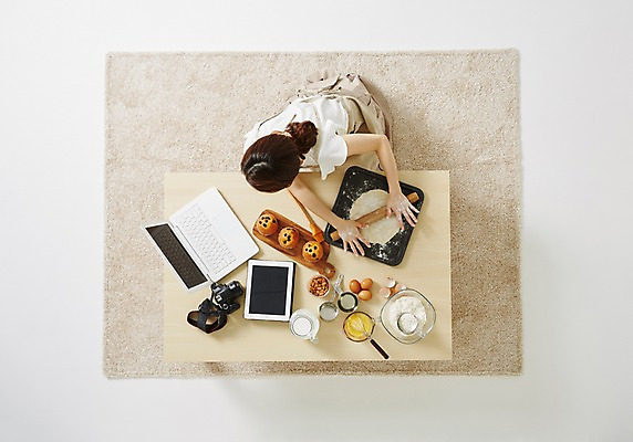 포토 JPG 스튜디오촬영 우먼라이프 라이프스타일 여자 모션 탁자 주방용품 실내 한명 사람 앉기 동양인 성인 30대 노트북 하이앵글 태블릿 한국인 즐거움 머핀 요리중 밀가루반죽 여자만 여자한명만 성인여자만 성인한명만 성인여자한명만 장년만 장년여자만 장년여자한명만 성인만 국내포토 1 감정 빵 뷰포인트 가구 생활용품 인종 내부 생활 장년 전자제품 스마트기기 반죽 파일형식