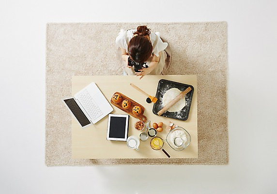 포토 JPG 스튜디오촬영 우먼라이프 라이프스타일 여자 모션 탁자 주방용품 실내 한명 들기 사람 앉기 동양인 성인 30대 노트북 하이앵글 태블릿 카메라 한국인 즐거움 머핀 요리중 여자만 여자한명만 성인여자만 성인한명만 성인여자한명만 장년만 장년여자만 장년여자한명만 성인만 국내포토 1 감정 빵 뷰포인트 가구 생활용품 인종 내부 생활 장년 전자제품 스마트기기 파일형식