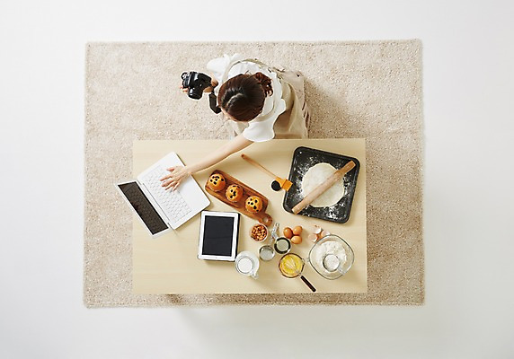 포토 JPG 스튜디오촬영 우먼라이프 라이프스타일 여자 모션 탁자 주방용품 실내 한명 들기 사람 앉기 동양인 성인 30대 노트북 하이앵글 태블릿 카메라 한국인 즐거움 머핀 요리중 여자만 여자한명만 성인여자만 성인한명만 성인여자한명만 장년만 장년여자만 장년여자한명만 성인만 국내포토 1 감정 빵 뷰포인트 가구 생활용품 인종 내부 생활 장년 전자제품 스마트기기 파일형식