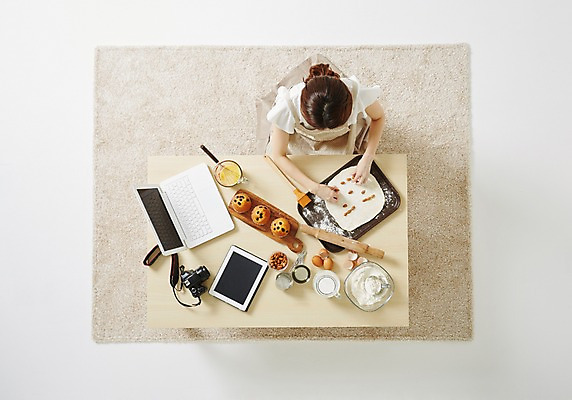 포토 JPG 스튜디오촬영 우먼라이프 라이프스타일 여자 모션 탁자 주방용품 실내 한명 사람 앉기 동양인 성인 30대 노트북 하이앵글 태블릿 한국인 즐거움 머핀 요리중 밀가루반죽 여자만 여자한명만 성인여자만 성인한명만 성인여자한명만 장년만 장년여자만 장년여자한명만 성인만 국내포토 1 감정 빵 뷰포인트 가구 생활용품 인종 내부 생활 장년 전자제품 스마트기기 반죽 파일형식