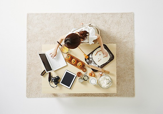 포토 JPG 스튜디오촬영 우먼라이프 라이프스타일 여자 모션 탁자 주방용품 실내 한명 사람 앉기 동양인 성인 30대 노트북 하이앵글 태블릿 한국인 즐거움 머핀 요리중 밀가루반죽 여자만 여자한명만 성인여자만 성인한명만 성인여자한명만 장년만 장년여자만 장년여자한명만 성인만 국내포토 1 감정 빵 뷰포인트 가구 생활용품 인종 내부 생활 장년 전자제품 스마트기기 반죽 파일형식