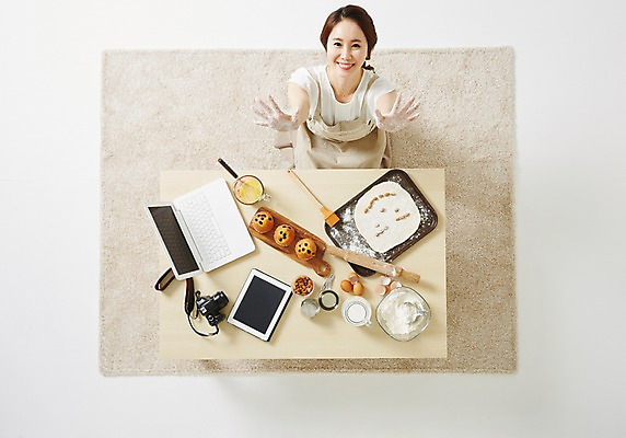 포토 JPG 스튜디오촬영 우먼라이프 라이프스타일 여자 모션 탁자 주방용품 실내 한명 사람 앉기 동양인 손짓 성인 30대 노트북 하이앵글 태블릿 한국인 올려보기 즐거움 머핀 요리중 여자만 여자한명만 성인여자만 성인한명만 성인여자한명만 장년만 장년여자만 장년여자한명만 성인만 국내포토 1 감정 빵 뷰포인트 가구 생활용품 인종 내부 생활 장년 전자제품 스마트기기 파일형식