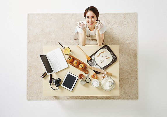 포토 JPG 스튜디오촬영 우먼라이프 라이프스타일 여자 모션 탁자 주방용품 실내 한명 사람 앉기 동양인 손짓 성인 30대 노트북 하이앵글 태블릿 한국인 올려보기 즐거움 머핀 요리중 여자만 여자한명만 성인여자만 성인한명만 성인여자한명만 장년만 장년여자만 장년여자한명만 성인만 국내포토 1 감정 빵 뷰포인트 가구 생활용품 인종 내부 생활 장년 전자제품 스마트기기 파일형식