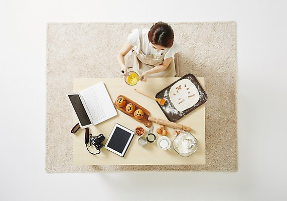 포토 JPG 스튜디오촬영 우먼라이프 라이프스타일 여자 모션 탁자 주방용품 실내 한명 사람 앉기 동양인 성인 30대 노트북 하이앵글 태블릿 한국인 즐거움 머핀 요리중 여자만 여자한명만 성인여자만 성인한명만 성인여자한명만 장년만 장년여자만 장년여자한명만 성인만 국내포토 1 감정 빵 뷰포인트 가구 생활용품 인종 내부 생활 장년 전자제품 스마트기기 파일형식