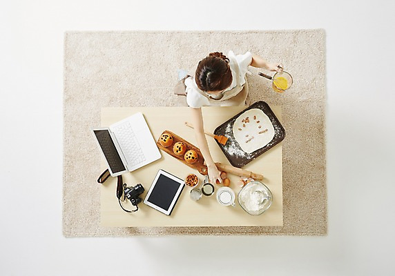 포토 JPG 스튜디오촬영 우먼라이프 라이프스타일 여자 모션 탁자 주방용품 실내 한명 사람 앉기 동양인 성인 30대 노트북 하이앵글 태블릿 한국인 즐거움 머핀 요리중 여자만 여자한명만 성인여자만 성인한명만 성인여자한명만 장년만 장년여자만 장년여자한명만 성인만 국내포토 1 감정 빵 뷰포인트 가구 생활용품 인종 내부 생활 장년 전자제품 스마트기기 파일형식