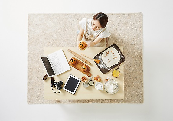 포토 JPG 스튜디오촬영 우먼라이프 라이프스타일 여자 모션 탁자 주방용품 실내 한명 사람 앉기 동양인 성인 30대 노트북 하이앵글 태블릿 한국인 즐거움 머핀 요리중 여자만 여자한명만 성인여자만 성인한명만 성인여자한명만 장년만 장년여자만 장년여자한명만 성인만 국내포토 1 감정 빵 뷰포인트 가구 생활용품 인종 내부 생활 장년 전자제품 스마트기기 파일형식