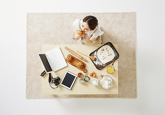 포토 JPG 스튜디오촬영 우먼라이프 라이프스타일 여자 모션 탁자 주방용품 실내 한명 사람 앉기 동양인 성인 30대 노트북 하이앵글 태블릿 한국인 즐거움 머핀 요리중 여자만 여자한명만 성인여자만 성인한명만 성인여자한명만 장년만 장년여자만 장년여자한명만 성인만 국내포토 1 감정 빵 뷰포인트 가구 생활용품 인종 내부 생활 장년 전자제품 스마트기기 파일형식