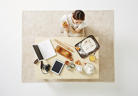 포토 JPG 스튜디오촬영 우먼라이프 라이프스타일 여자 모션 탁자 주방용품 실내 한명 사람 앉기 동양인 성인 30대 노트북 하이앵글 태블릿 한국인 즐거움 머핀 요리중 여자만 여자한명만 성인여자만 성인한명만 성인여자한명만 장년만 장년여자만 장년여자한명만 성인만 국내포토 1 감정 빵 뷰포인트 가구 생활용품 인종 내부 생활 장년 전자제품 스마트기기 파일형식