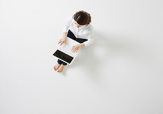 포토 JPG 스튜디오촬영 우먼라이프 라이프스타일 여자 여유 모션 휴식 실내 한명 사람 앉기 동양인 성인 30대 노트북 하이앵글 한국인 웹서핑 여자만 여자한명만 성인여자만 성인한명만 성인여자한명만 장년만 장년여자만 장년여자한명만 성인만 국내포토 1 감정 뷰포인트 컨셉 인종 내부 생활 장년 전자제품 파일형식