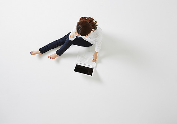 포토 JPG 스튜디오촬영 우먼라이프 라이프스타일 여자 여유 모션 휴식 실내 한명 사람 앉기 동양인 성인 30대 노트북 하이앵글 한국인 웹서핑 여자만 여자한명만 성인여자만 성인한명만 성인여자한명만 장년만 장년여자만 장년여자한명만 성인만 국내포토 1 감정 뷰포인트 컨셉 인종 내부 생활 장년 전자제품 파일형식