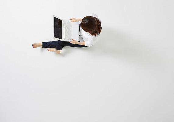 포토 JPG 스튜디오촬영 우먼라이프 라이프스타일 여자 여유 모션 휴식 실내 한명 사람 앉기 동양인 성인 30대 노트북 하이앵글 한국인 웹서핑 여자만 여자한명만 성인여자만 성인한명만 성인여자한명만 장년만 장년여자만 장년여자한명만 성인만 국내포토 1 감정 뷰포인트 컨셉 인종 내부 생활 장년 전자제품 파일형식