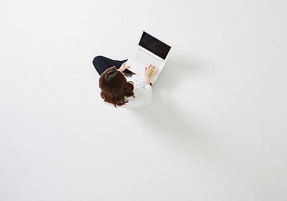 포토 JPG 스튜디오촬영 우먼라이프 라이프스타일 여자 여유 모션 휴식 실내 한명 사람 앉기 동양인 성인 30대 노트북 하이앵글 한국인 웹서핑 여자만 여자한명만 성인여자만 성인한명만 성인여자한명만 장년만 장년여자만 장년여자한명만 성인만 국내포토 1 감정 뷰포인트 컨셉 인종 내부 생활 장년 전자제품 파일형식