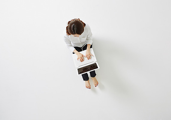 포토 JPG 스튜디오촬영 우먼라이프 라이프스타일 여자 여유 모션 휴식 실내 한명 사람 앉기 동양인 성인 30대 노트북 하이앵글 한국인 웹서핑 여자만 여자한명만 성인여자만 성인한명만 성인여자한명만 장년만 장년여자만 장년여자한명만 성인만 국내포토 1 감정 뷰포인트 컨셉 인종 내부 생활 장년 전자제품 파일형식