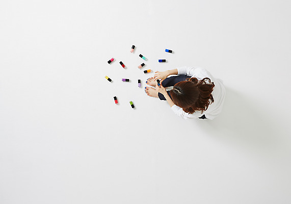 포토 JPG 스튜디오촬영 우먼라이프 라이프스타일 여자 여유 모션 실내 한명 사람 앉기 동양인 성인 30대 하이앵글 한국인 네일아트 손톱 즐거움 매니큐어 여자만 여자한명만 성인여자만 성인한명만 성인여자한명만 장년만 장년여자만 장년여자한명만 성인만 국내포토 1 손 감정 뷰포인트 인종 내부 생활 장년 뷰티 화장품 파일형식