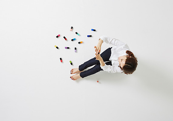 포토 JPG 스튜디오촬영 전신 우먼라이프 라이프스타일 여자 여유 모션 실내 한명 사람 앉기 동양인 성인 30대 하이앵글 한국인 네일아트 손톱 즐거움 매니큐어 여자만 여자한명만 성인여자만 성인한명만 성인여자한명만 장년만 장년여자만 장년여자한명만 성인만 국내포토 1 손 감정 뷰포인트 인종 내부 생활 장년 뷰티 화장품 파일형식