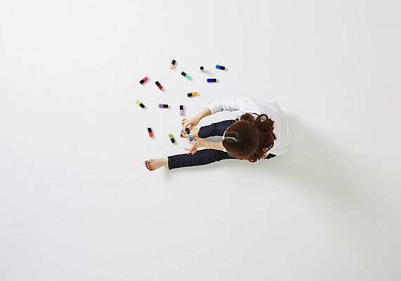 포토 JPG 스튜디오촬영 전신 우먼라이프 라이프스타일 여자 여유 모션 실내 한명 사람 앉기 동양인 성인 30대 하이앵글 한국인 네일아트 손톱 즐거움 매니큐어 여자만 여자한명만 성인여자만 성인한명만 성인여자한명만 장년만 장년여자만 장년여자한명만 성인만 국내포토 1 손 감정 뷰포인트 인종 내부 생활 장년 뷰티 화장품 파일형식