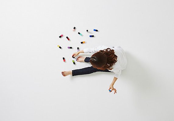 포토 JPG 스튜디오촬영 전신 우먼라이프 라이프스타일 여자 여유 모션 실내 한명 사람 앉기 동양인 성인 30대 하이앵글 한국인 네일아트 손톱 즐거움 매니큐어 여자만 여자한명만 성인여자만 성인한명만 성인여자한명만 장년만 장년여자만 장년여자한명만 성인만 국내포토 1 손 감정 뷰포인트 인종 내부 생활 장년 뷰티 화장품 파일형식