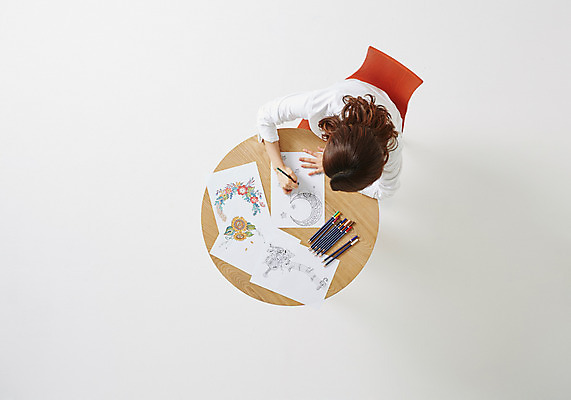 포토 JPG 스튜디오촬영 우먼라이프 라이프스타일 여자 종이 여유 의자 모션 탁자 색연필 실내 한명 사람 앉기 동양인 성인 취미 30대 하이앵글 한국인 그림 여자만 여자한명만 성인여자만 성인한명만 성인여자한명만 장년만 장년여자만 장년여자한명만 성인만 국내포토 1 감정 뷰포인트 가구 학용품 인종 내부 생활 장년 파일형식